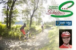 Volker Schröder führt die Gäste mit dem Mountainbike durch die Landschaft von Willingen